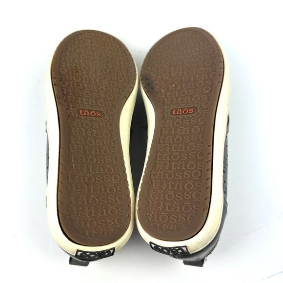 Taos Court Shoes 7 Gray Leather Perforated Slip On Womens Comfort - Picture 9 of 11